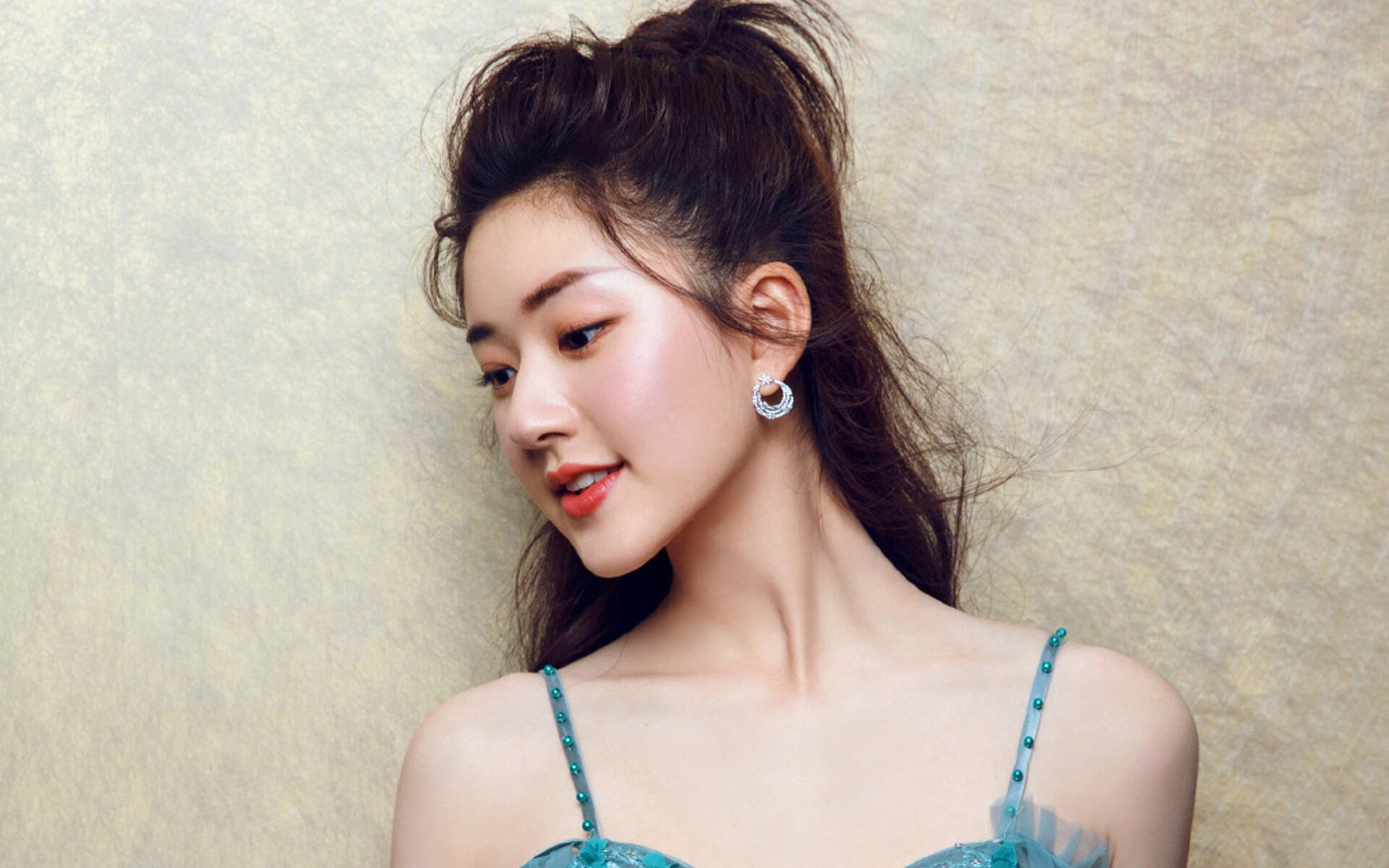 利物浦后卫亚诺普犀利抢断，带球发起反击，利物浦后卫阿诺德