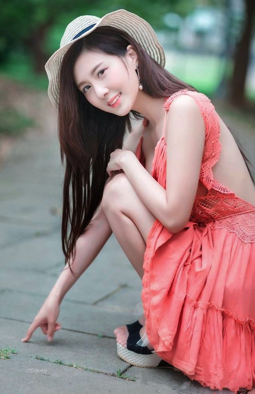 精彩比赛现场掀起热潮，球迷热情高涨，比赛现场精彩纷呈