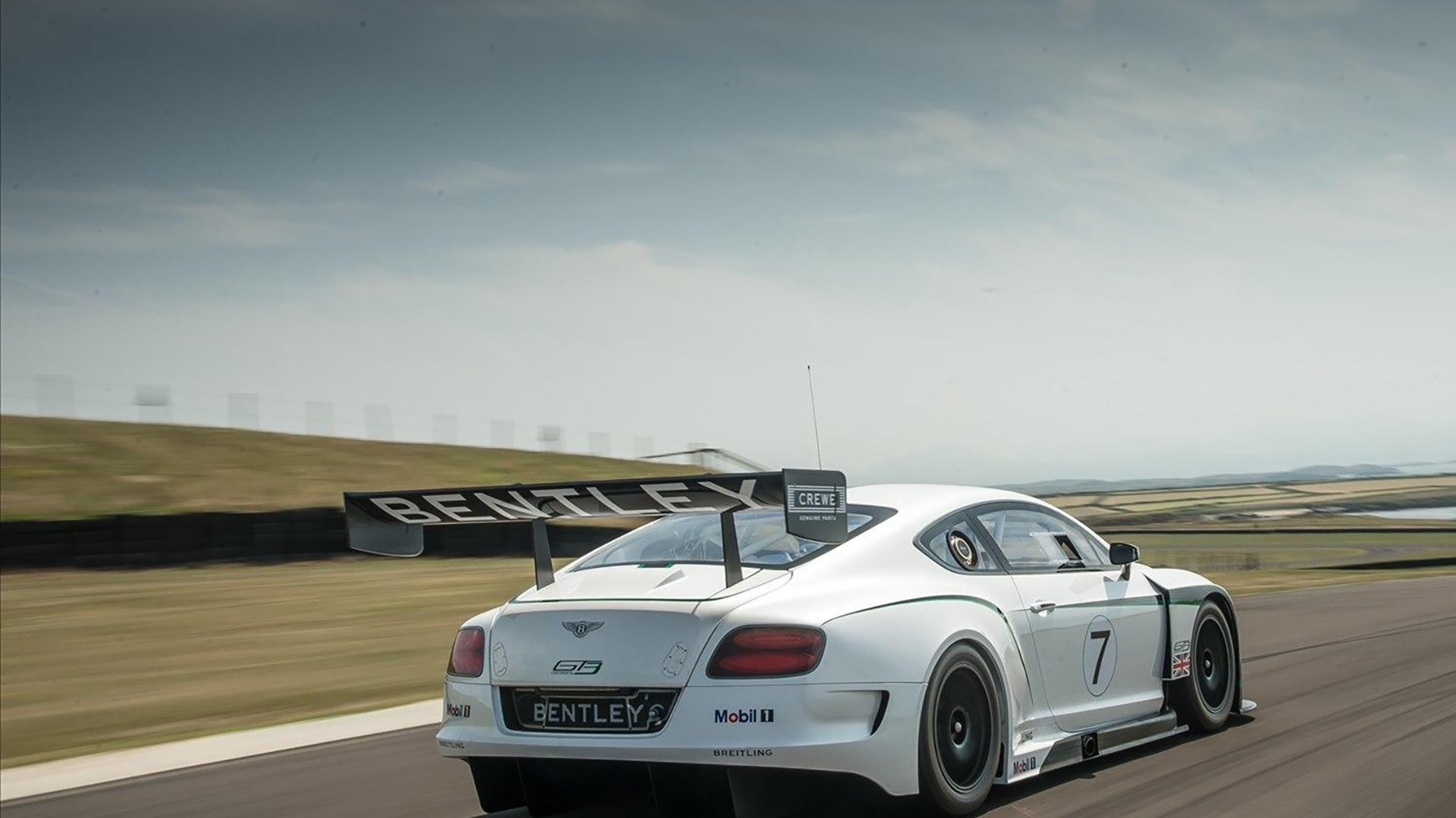 爱游戏官方-精彩比赛现场掀起热潮，球迷热情高涨，精彩的比赛让球迷们大饱眼福