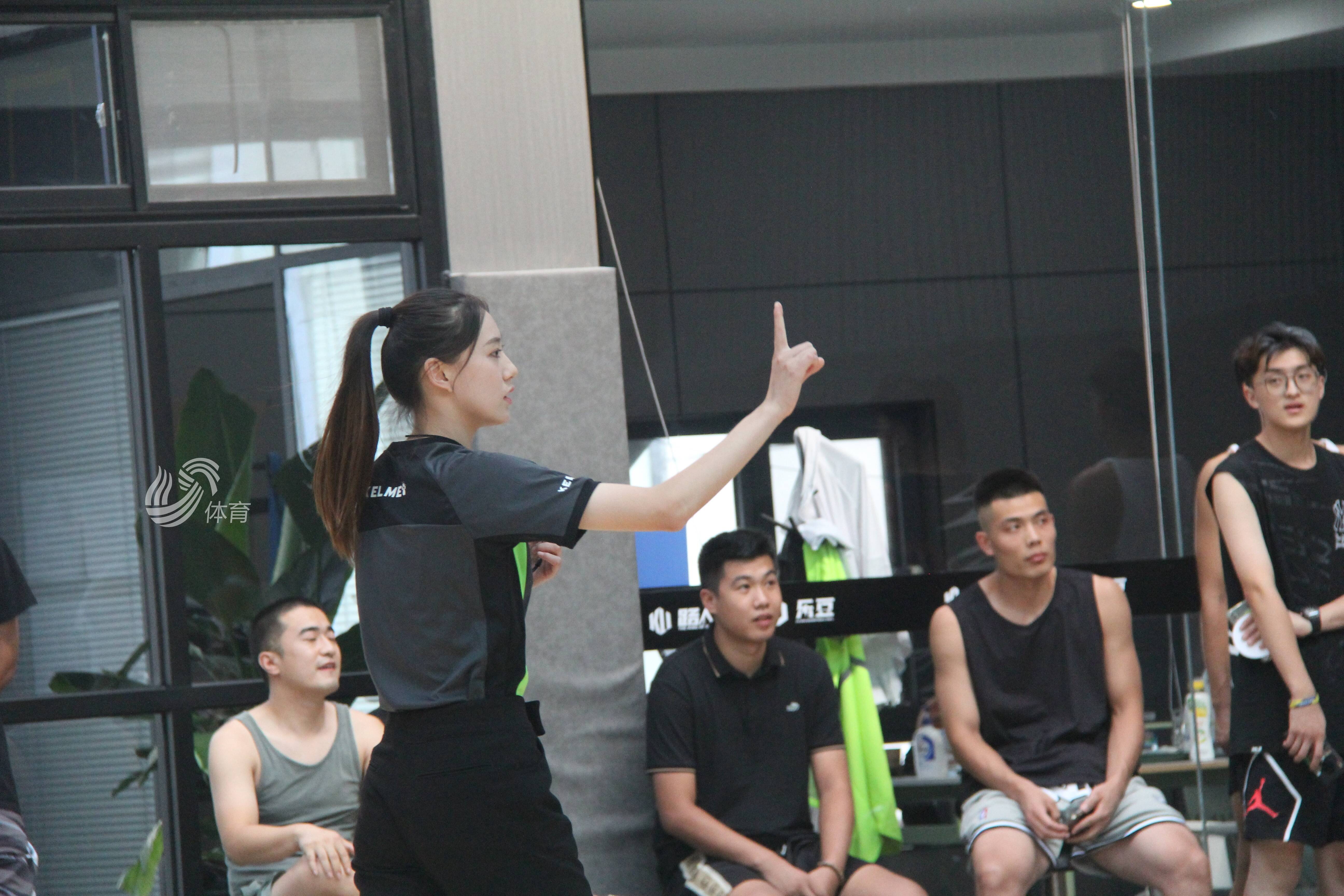 关于爱游戏体育：篮球裁判的未来：如何提升专业水平，维护比赛公平？的信息