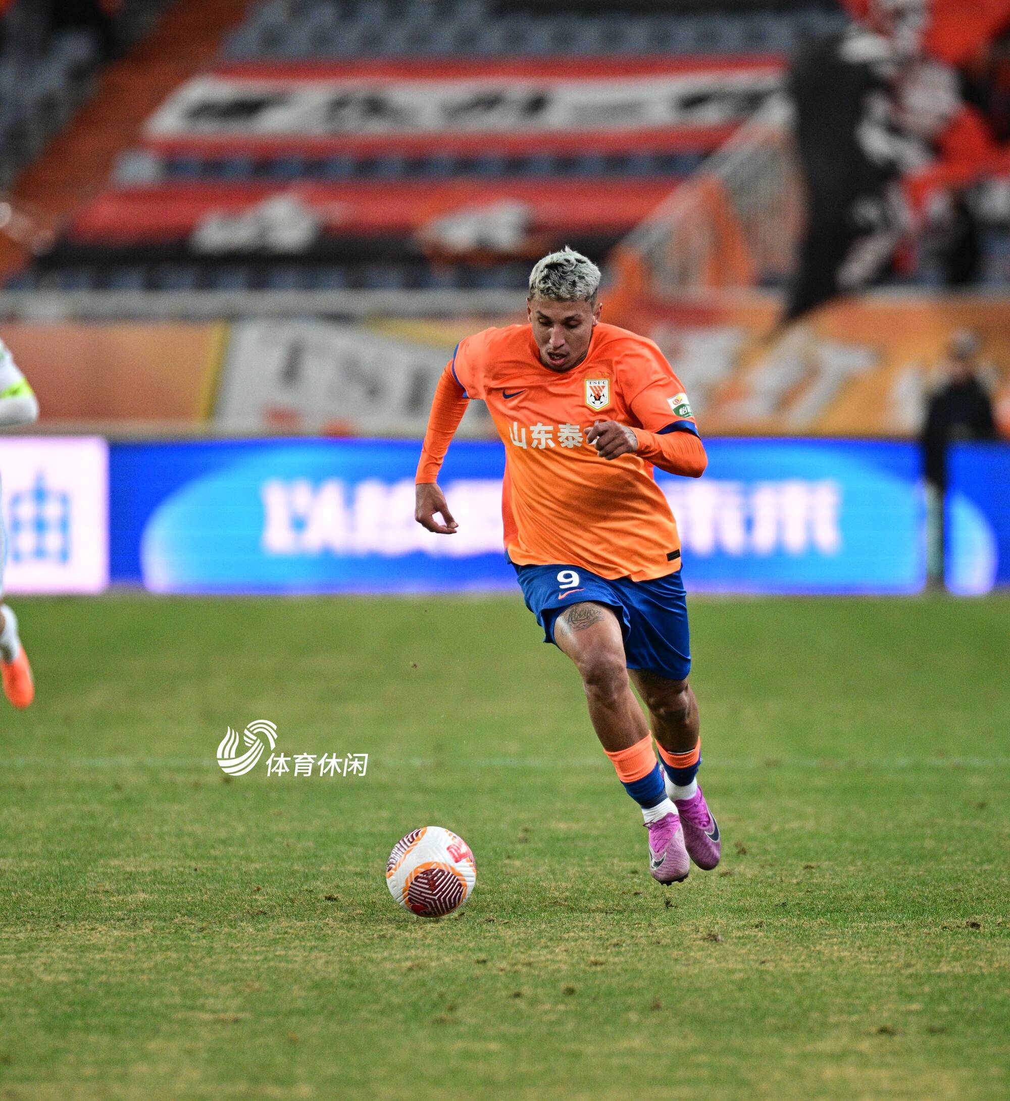 包含爱游戏体育:中国足球协会推出球迷服务平台：提供便捷服务，提升球迷体验的词条