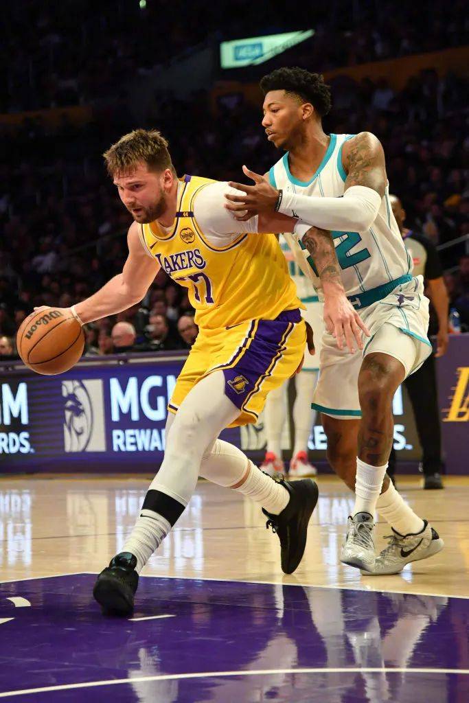 爱游戏体育：凯尔特人队防守策略：如何限制东契奇的突破？的简单介绍