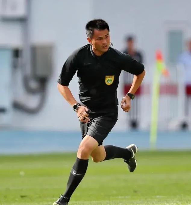 包含爱游戏体育:中超裁判“判罚尺度不一”，球迷：这裁判是“看心情执法”吗？的词条