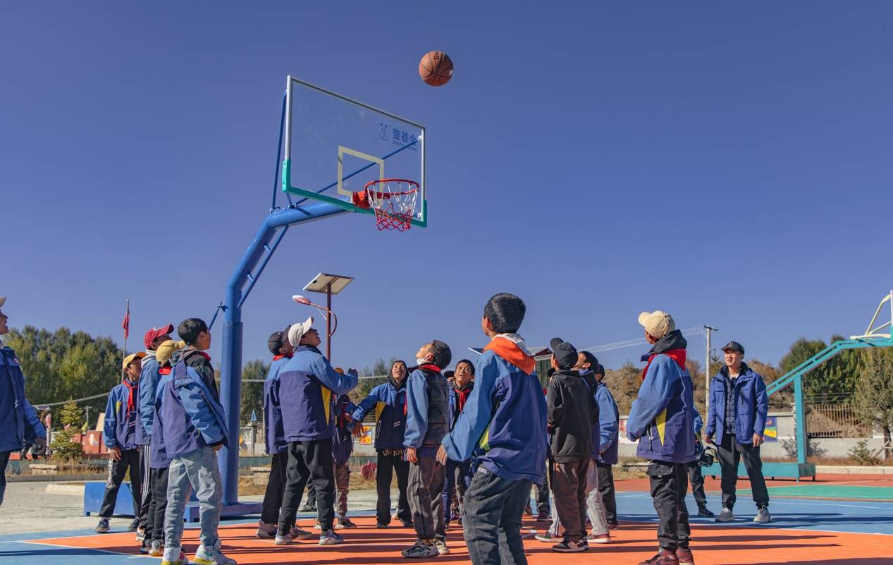 爱游戏体育：篮球公益基金会助力贫困地区篮球事业发展的简单介绍