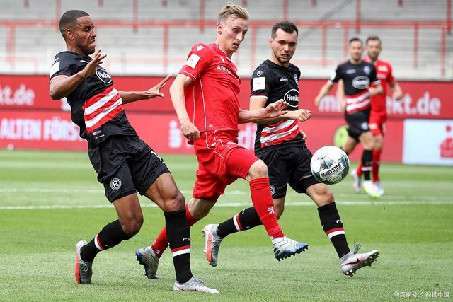 包含爱游戏体育:德甲球迷文化：活力与激情的结合的词条